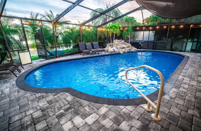 Luxury Palm Tree Two/3 KING BEDS, Put Put golf, HEATED pool, 7 person hot tub