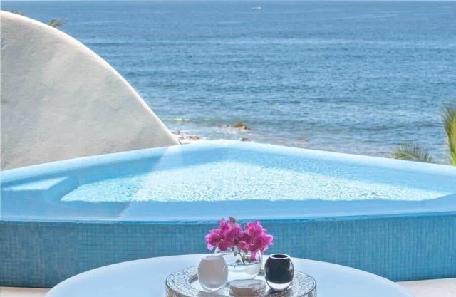 Luxury PH for couples facing the sea