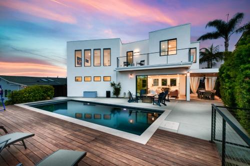 Luxury Pool Haven Scenic Views and Summer Fireworks