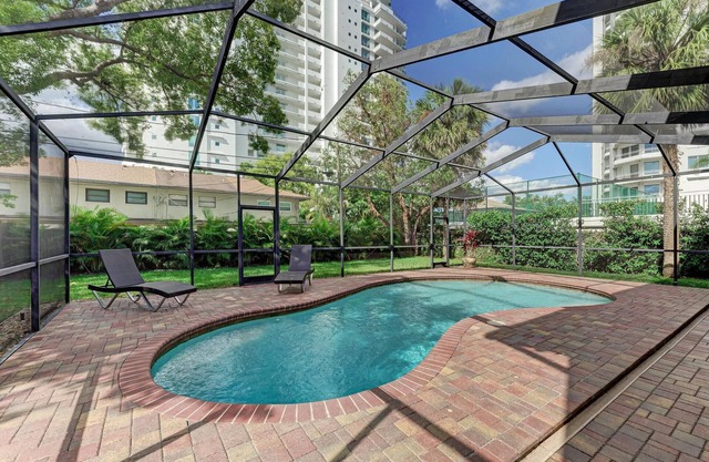 ★Luxury Pool Home - Great Location - Spacious- Mini Bar - BBQ Grill☆