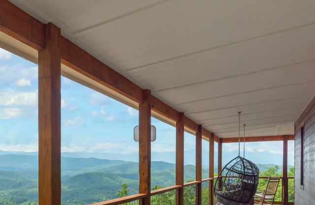 Luxury Pool Home with Unbelievable Views, Private Pool, Game Room, Hot tub