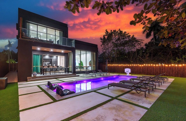 Luxury, Pool, Pool Table, Backyard, Grill, Near Little Haiti & Design District