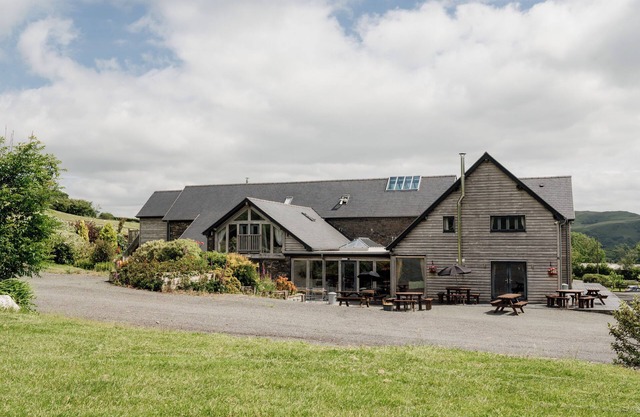 Luxury renovated barn + countryside farmhouse with large hot tub sleeping 50