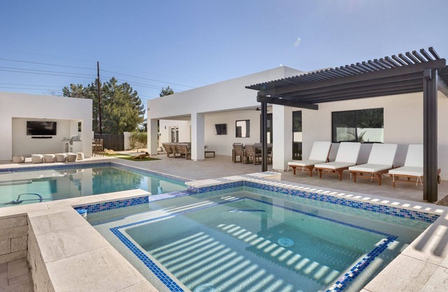 Luxury Resort—Heated Pool, Spa & Putting Green