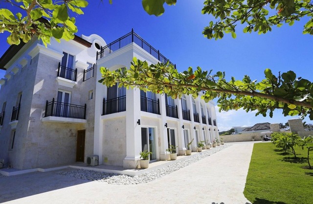 Luxury resort on sandy beach, with pool/gym/tennis/basket/waterpark/restaurant!