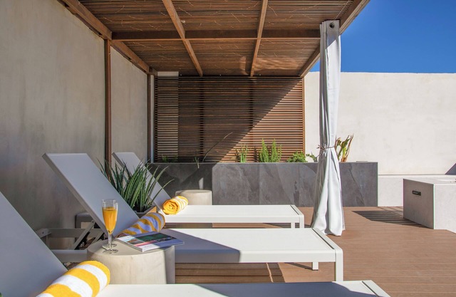 Luxury Resort-Style DESIGNER HOUSE, minutes to Strip +POOL +SPA