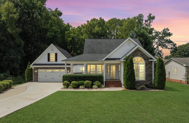 Luxury Retreat &Heated Pool Downtown Simpsonville-Game Room and more Up to 8 ppl