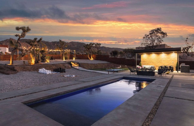 LUXURY RETREAT - HeatedPool/Jacuzzi
