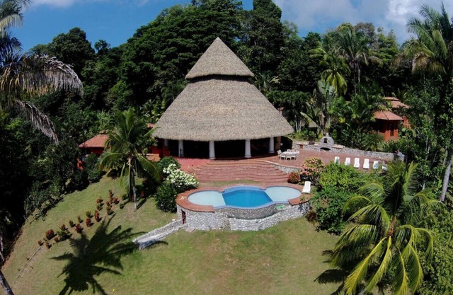 Luxury Retreat w/Amenities, Private chef, Pool