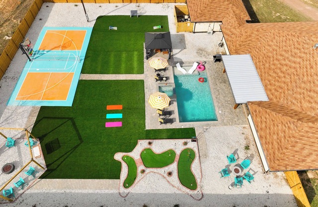 Luxury Retreat with a Pool and Spa (Heated), Pickleball, Mini Golf, Game Room and 5 min ➝Main