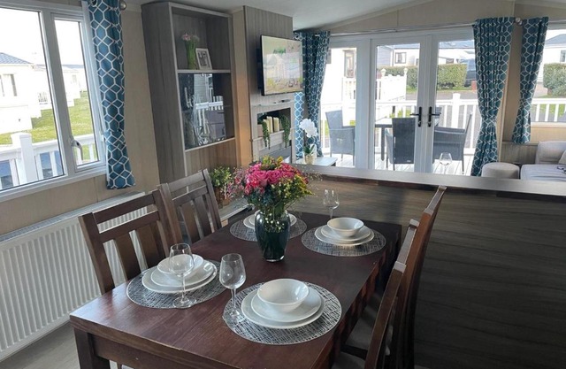Luxury Romantic 2 Bedroom Caravan Trecco Bay