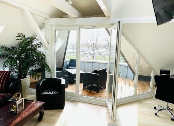 Luxury Rooftop Loft with river view 10min to city