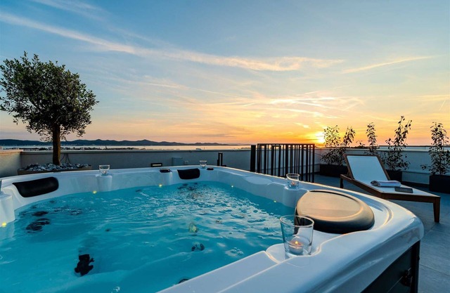 Luxury Rooftop Residence with jacuzzi- 6 PAX