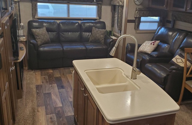 LUXURY RV in quiet area close to I-75 and Lee University