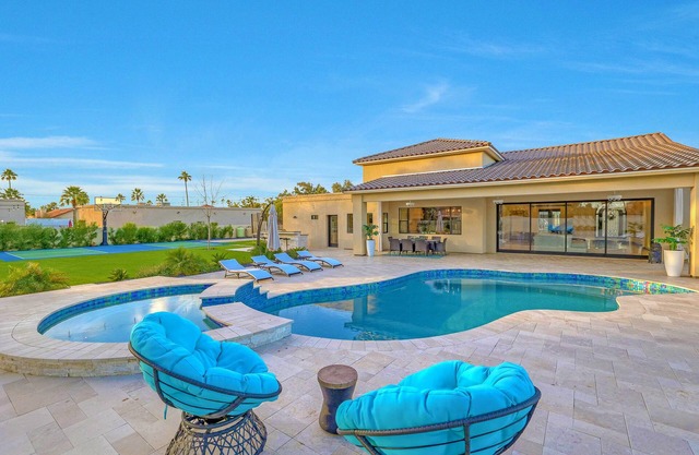 Luxury Scottsdale Retreat: Heated Pool, Spa, Pickleball & Concierge service!