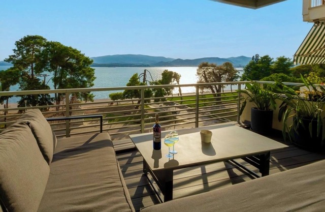 Luxury Sea View 2BR Apt - Balcony & Free Parking