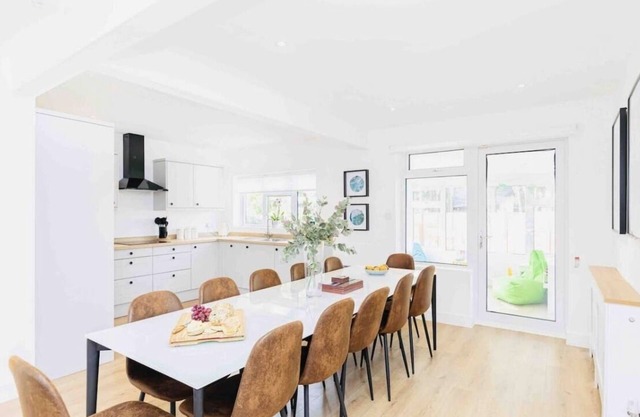 Luxury SeaWay sleeps 12, playroom/xbox/hot tub/private chef