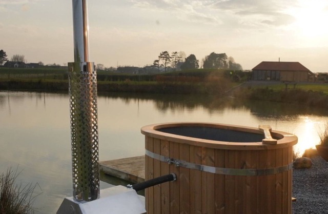 Luxury Shepherds Hut w/Hot Tub - Lake views and private