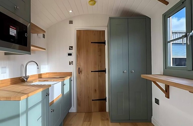 Luxury Shepherds Hut near Glamorgan Coast