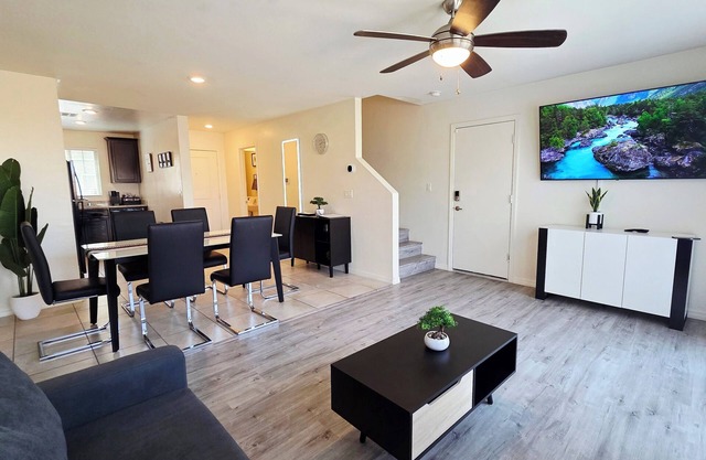 ⭐️ Luxury, Sleek & Modern Vibes! Stylish home just 15 min to Downtown! ✅️