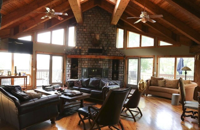 Luxury, spacious lodge, 10 mile views on 300 acre ranch, Trails, Ponds, Animals