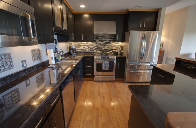 Luxury Stay w/Spectacular Mountain Views, Walk to Town!