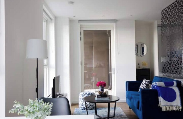 Luxury studio flat - 1 min away to station