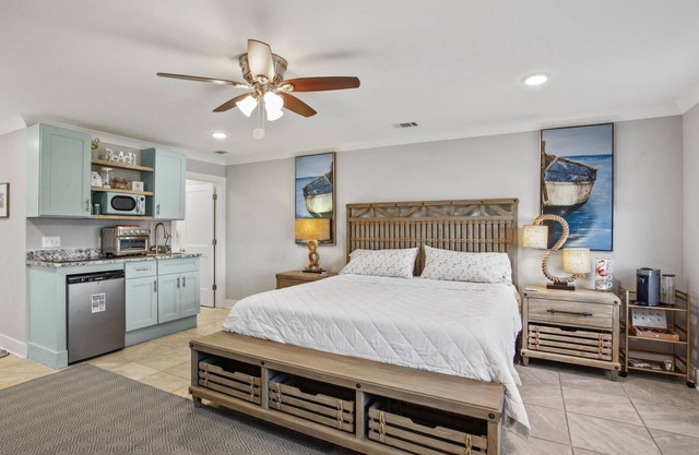 Luxury studio for 2 humans &1 pup, on quiet North Beach!