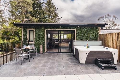Luxury studio with HOT TUB and Stunning Gardens