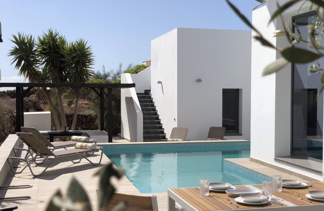 Luxury, stylish and contemporary 3 bedroom villa, inc WiFi