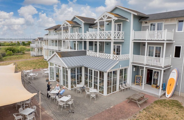 Luxury Suite With air Conditioning, Near the Beach