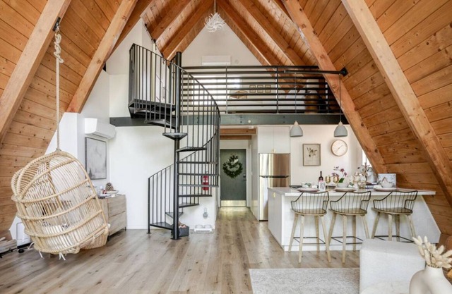 Luxury summer Scandia A-Frame mountain Chalet +Hot Tub, EV & Pet friendly