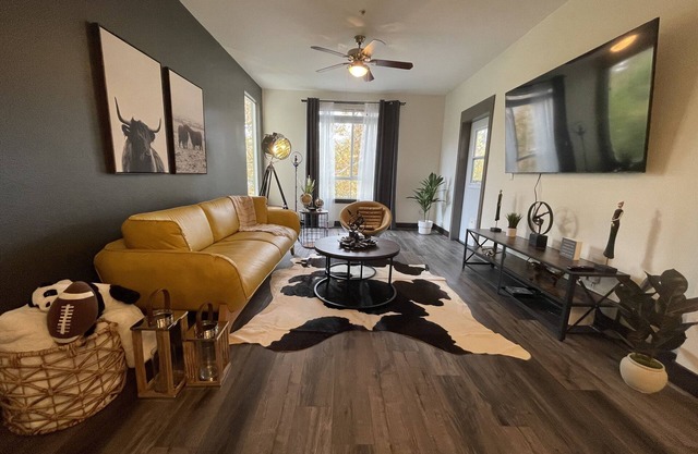 Luxury Top Floor Condo 5 min from Magic Mountain in a resort style gated complex