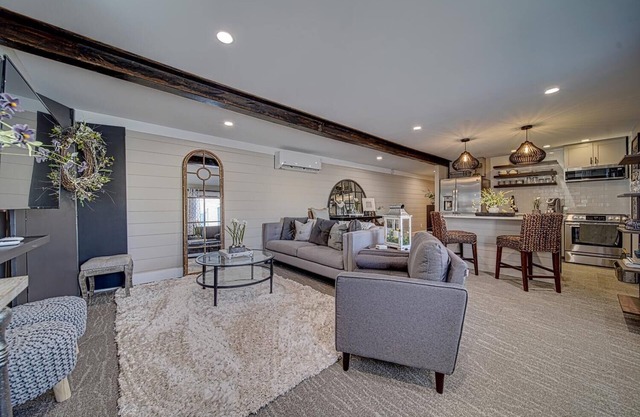 Luxury Town Square Condo king Bed & W/D