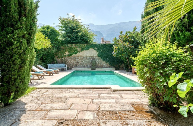 Luxury Town Villa With Big Pool and Garden, parking, AC in all bedrooms