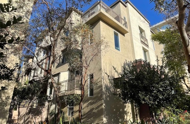 LUXURY TOWNHOUSE WITH LOFT & PRIME VIEW