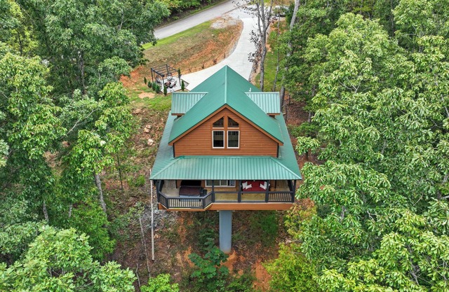 Luxury Treehouse Retreat with Sauna, Wellness Loft, and Creekside Serenity