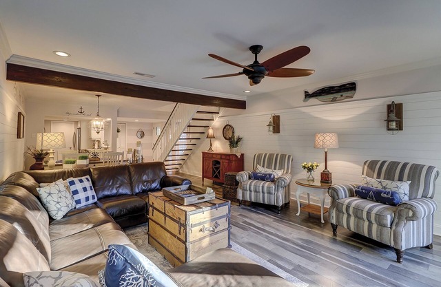 Luxury Updated Townhome 3 BR w Pool View Bikes & Beach Gear included