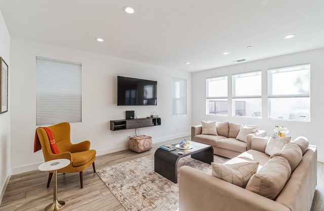 Luxury valley Getaway, Napa, wine country, pvt backyard, fire pit and more.