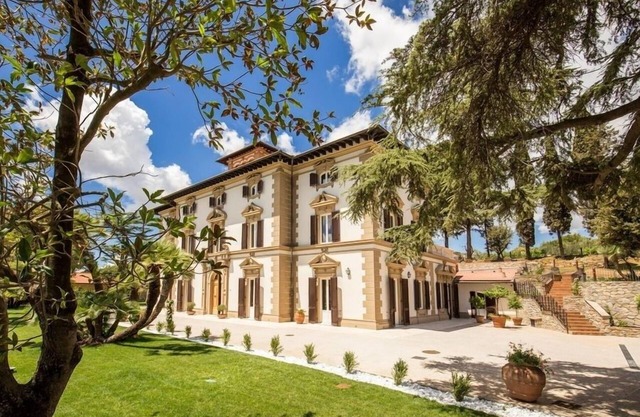 Luxury villa for 16 in Tuscany