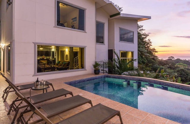 Luxury Villa, 4 King Beds, Ocean View, Private Pool Game Room Fully A/C