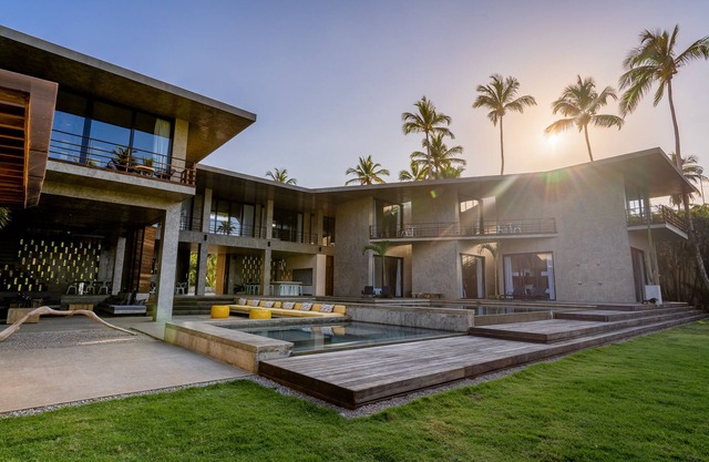 Luxury Villa Beach Front 12 Bedrooms, Giant Jacuzzi