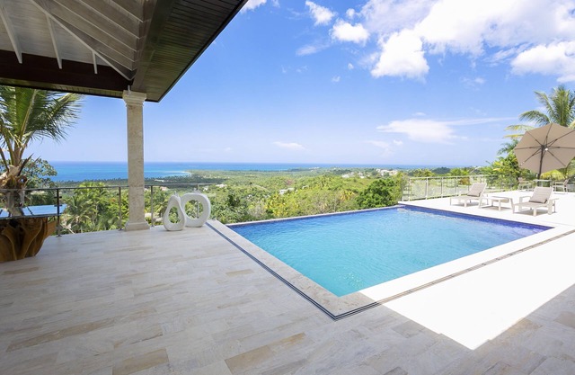 Luxury Villa for 15, Ocean and Mountain View , Chef Optional!