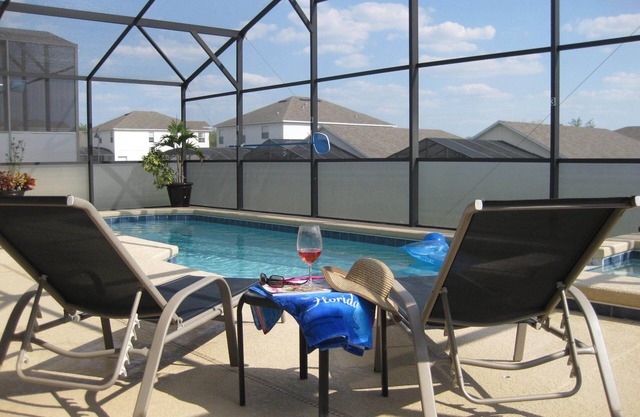 Luxury Villa, Gated Community, SOUTH FACING POOL/SPA, WIFI BBQ, mins to DISNEY!