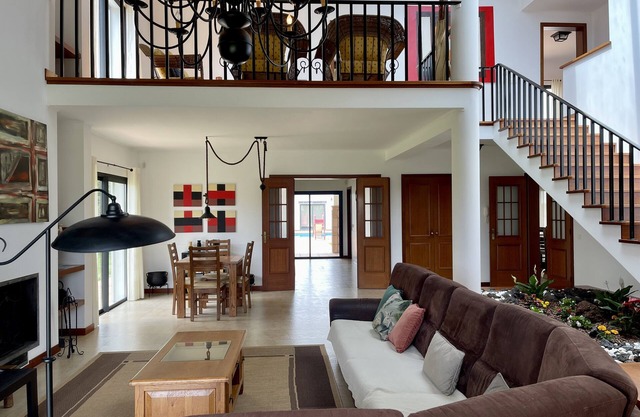 Luxury villa with ample spaces, garden and swimming pool.