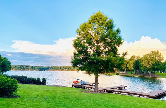 Luxury Waterfront 2 Bedroom/2Bath. Prime Location !