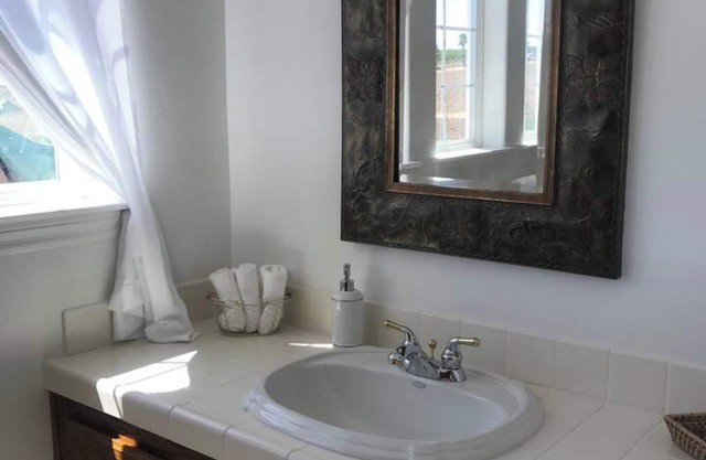 Luxury Wine Country Retreat 4BR 4.5BA on Vineyard. Private Pool & Views