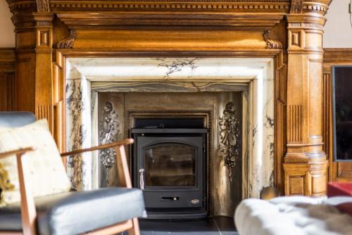 Luxury Wood panelled West End GF Flat