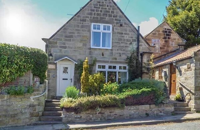LYNDALE COTTAGE, family friendly, with open fire in Robin Hood’s Bay