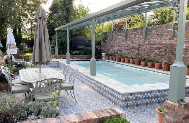 Lyndhust - Victorian villa with heated swimming pool